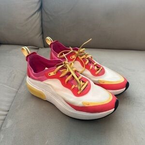 Nike Air Max Dia SE Pink Athletic Running Shoes AR7410-102 Women's
Size 7.5